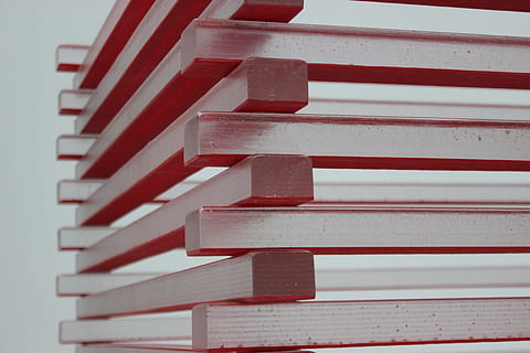 alb, roșu, scămos, bastoane, abstract, artă, blocuri, reflexiv, stivuite, nici o persoana, model, în interior, a închide, consecutiv, repetiţie, lemn - material, natură moartă, metal, zi, montare pe perete, scară, studio shot, cadru complet, grămadă, aranjament, fundaluri, formă, Ordin, 5K, CC0, domeniu public, fără drepturi de autor