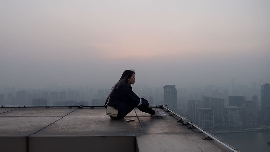 Frau, schwarz, Jacke, Hose, Sitzung, Dach, oben, die Architektur, Gebäude, Infrastruktur, Nebel, kalt, Menschen, Mädchen, allein, Denken, eine Person, Stadt, Gebäudehülle, echte Menschen, gebaute Struktur, Himmel, Lebensstile, Stadtbild, in voller Länge, Seitenansicht, Erwachsene, Freizeitbeschäftigung, Natur, Geländer, Wolkenkratzer, draußen, Bürogebäude außen, 4K
