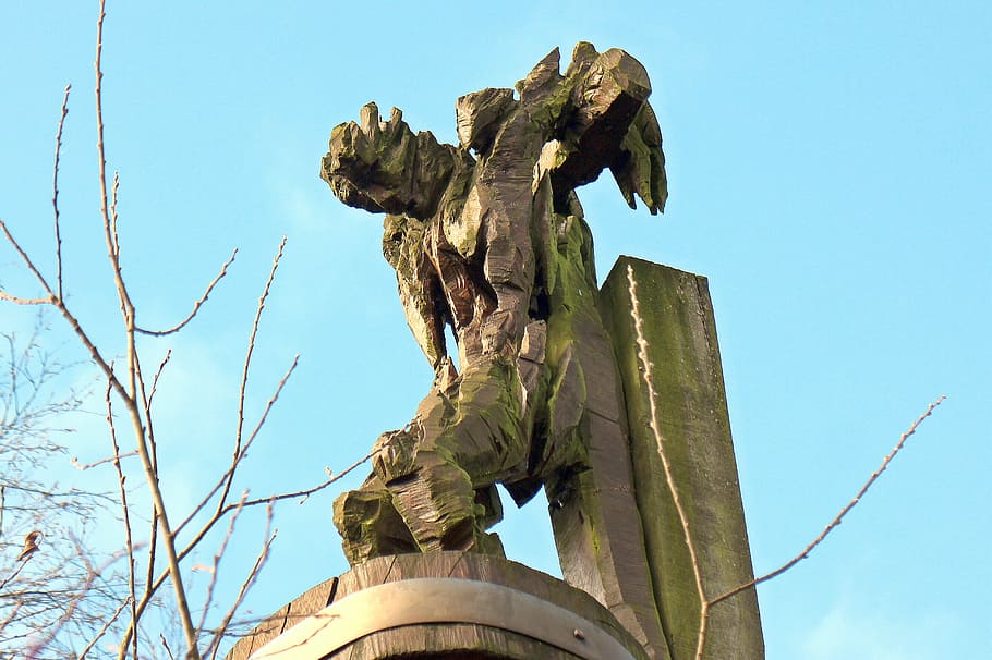 jesús, obra d'art, indefensa, andreas kuhnlein, fusta, art, art de fusta, motoserra, escultor de fusta, escultor, escultura, símbol, humà, en viu, trist, dol, dolor, no resistència, frustració, Psicologia, expressió, cel, vista d’angle baix, naturalesa, cap gent, planta, dia, arbre, cel clar, blau, representació humana, representació, art i artesania, estàtua, a l'aire lliure, espatllat, vell, llum solar, planta morta, àngel, 2K