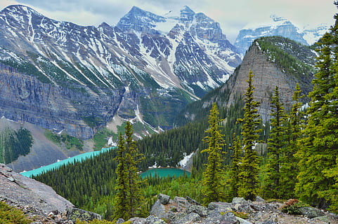 explorations du lac louise, aérien, la photographie, montagne au sommet enneigé, Montagne, neige, arbre, forêt, Lac, Roche, des bois, falaise, paysage, région sauvage, Canada, parc national Banff, banff, la nature, beauté dans la nature, paysages - nature, plante, chaîne de montagnes, scène tranquille, température froide, tranquillité, scène non urbaine, environnement, terre, rock - objet, hiver, solide, pin, personne, conifère, en plein air, pinède, formation, sommet de la montagne, 5K, CC0, domaine public, libre de droits