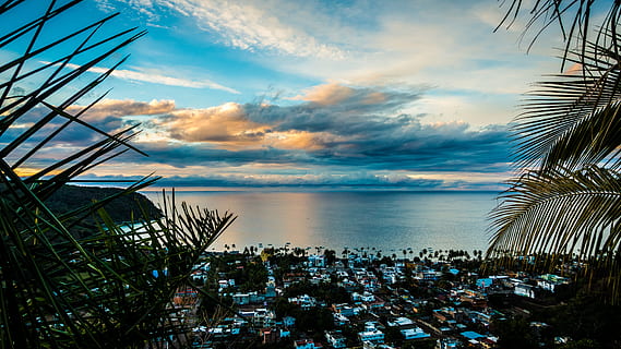 mar, paisatge, naturalesa, platja, arquitectura, badia, núvols, coco, la llum del dia, illa, oceà, a l'aire lliure, Palmera, palmeres, paisatge marí, vora del mar, arbres, aigua, cel, clima tropical, núvol - cel, escenics - natura, arbre, estructura construïda, bellesa a la natura, posta de sol, horitzó, horitzó sobre l’aigua, exterior de l'edifici, cap gent, planta, fulla de palma, paisatge urbà, 4K, CC0, domini públic, lliure de regalies