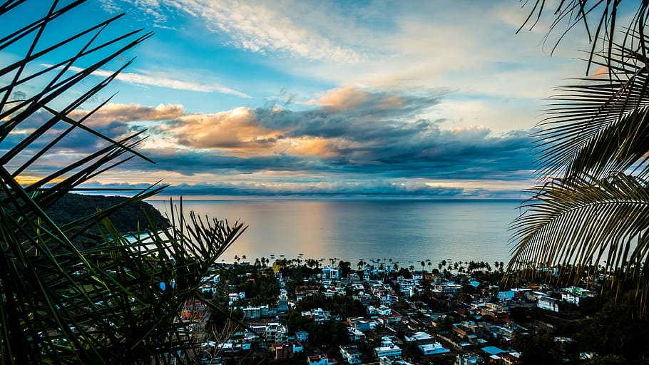 mar, paisatge, naturalesa, platja, arquitectura, badia, núvols, coco, la llum del dia, illa, oceà, a l'aire lliure, Palmera, palmeres, paisatge marí, vora del mar, arbres, aigua, cel, clima tropical, núvol - cel, escenics - natura, arbre, estructura construïda, bellesa a la natura, posta de sol, horitzó, horitzó sobre l’aigua, exterior de l'edifici, cap gent, planta, fulla de palma, paisatge urbà, 4K
