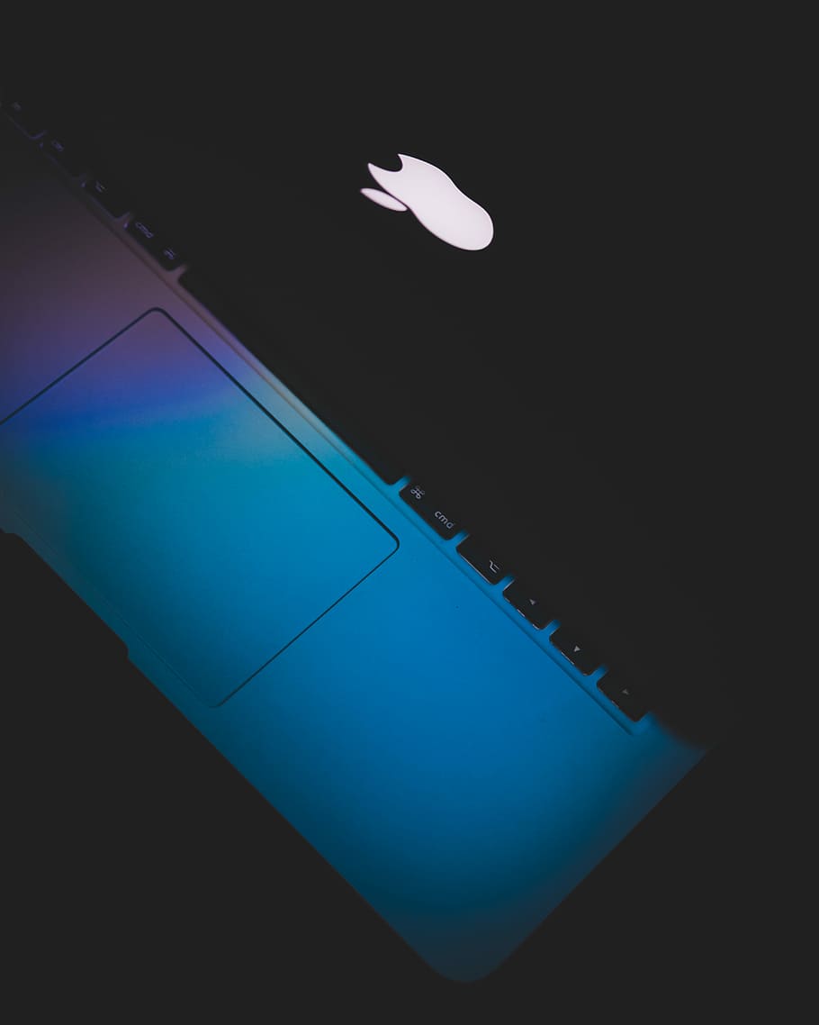 MacBook, pro, dim, llum, ordinador, brillar, color, fosc, poma, logotip, treballar, escriptori, porpra, blau, verd, netejar, oficina, dev, programació, cap gent, nit, vista d’angle baix, naturalesa, cel, a l'interior, il·luminat, tir de l'estudi, equips d’il·luminació, fons negre, tecnologia, primer pla, lluna, núvol - cel, còpia espai, astronomia, 4K