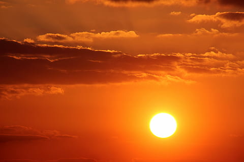 napnyugta, nap, felhők, sötét felhők, abendstimmung, lemenő nap, esti égbolt, utánvilágítás, ég, románc, felhő - ég, drámai ég, szépség a természetben, napfény, narancsszín, festmények - természet, sárga, környezet, cloudscape, természet, élénk színű, nyugalom, légkör, nyugodt jelenet, idillikus, félelem, nem ember, fényes, szabadban, megvilágított, absztrakt, romantikus ég, 5K, CC0, közkincs, jogdíjmentes