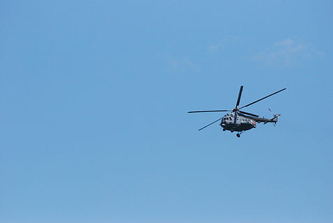 Hubschrauber, fliegen, Himmel, Blau, klarer Himmel, fliegend, keine Leute, Luftfahrzeug, Transportmittel, Transport, in der Luft, Flachwinkelansicht, Flugzeug, Reise, Bewegung, kopieren sie platz, Tag, Natur, Militär-, unterwegs, draußen, Luft-und Raumfahrtindustrie, 4K, CC0, gemeinfrei, lizenzfrei