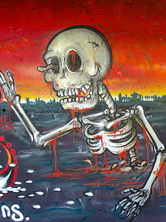 Graffiti, Skelett, Tod, Rahmen, Ende der Welt, trostlos, Abfälle, Farbe, bunt, dekorativ, sprühen, Kunst, Kreativität, Wandbilder, Rebellion, Kommunikation, keine Leute, Kunst und Handwerk, menschliches Skelett, Darstellung, Nahansicht, Knochen, draußen, die Architektur, rot, Metall, menschliche Darstellung, mehrfarbig, gebaute Struktur, Tag, 5K, CC0, gemeinfrei, lizenzfrei