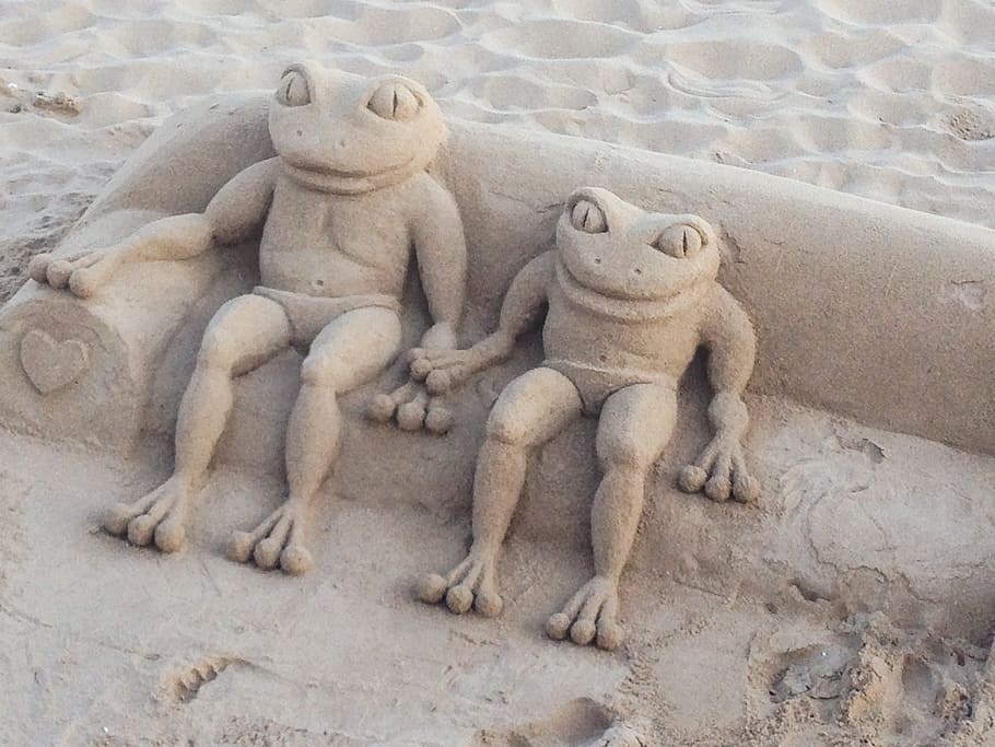 granota, sofà, sorra, platja, escultura, sorra, platja, amics, amor, parella, cap gent, estàtua, dia, a l'aire lliure, art i artesania, representació animal, representació, creativitat, artesania, temes d'animals, animal, terra, naturalesa, joguina, vista d’angle alt, mamífer, fauna animal, 2K