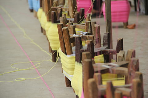 mandrino, tessile, filo intrecciato, tessitura, messa a fuoco selettiva, legno - materiale, di fila, nessuno, giorno, concentrarsi sulle conoscenze acquisite, arte e artigianato, multicolore, avvicinamento, grande gruppo di oggetti, all'aperto, credenza, corda, architettura, colore rosa, spiritualità, modello, struttura costruita, 5K, CC0, dominio pubblico, privo di copyright