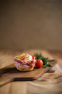selektiv, fokus fotografering, lavede mad, mad, tomater, Brun, træ-, snitning, bestyrelse, stegt, kød, ved siden af, tomat, morgenmad, æg, bacon, urt, måltid, gourmet, aftensmad, træ - materiale, skive, friskhed, ingen mennesker, grøntsag, tæt på, ost, frokost, brød, bøf, rustik, mad og drikke, sund kost, grillet, bord, kopiere plads, indendørs, klar til at spise, selektiv fokusering, frugt, stilleben, velvære, plade, skærebræt, kirsebær tomat, fristelse, 5K, CC0, offentligt domæne, royaltyfrie