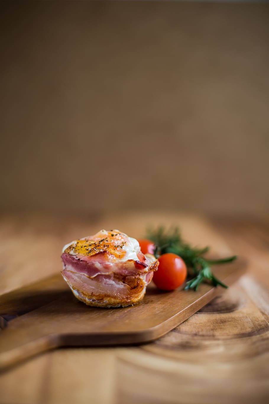 selektiv, fokus fotografering, lavede mad, mad, tomater, Brun, træ-, snitning, bestyrelse, stegt, kød, ved siden af, tomat, morgenmad, æg, bacon, urt, måltid, gourmet, aftensmad, træ - materiale, skive, friskhed, ingen mennesker, grøntsag, tæt på, ost, frokost, brød, bøf, rustik, mad og drikke, sund kost, grillet, bord, kopiere plads, indendørs, klar til at spise, selektiv fokusering, frugt, stilleben, velvære, plade, skærebræt, kirsebær tomat, fristelse, 5K