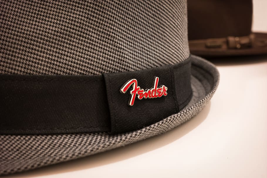barret, fedora, guardabarros, quadres, dents de galleda, stetson, hutkrempe, barreteria, primer pla, cap gent, viatjar, a l'interior, color negre, negocis, roba, vermell, cuir, tir de l'estudi, emoció, comunicació, sol objecte, sabata, natura morta, el patriotisme, amor, enfocament selectiu, bossa, 5K