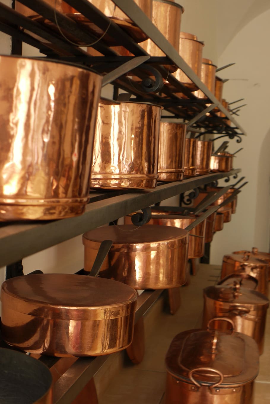 Neuschwanstein, bucătărie, cupru, tigai, ustensilă, ustensile de bucătărie, metal, retro, nici o persoana, în interior, mancare si bautura, industrie, a închide, alimente, zi, recipient, natură moartă, raft, aranjament, consecutiv, sticlă - material, grup mare de obiecte, borcan, alegere, transparent, masa, variație, să se concentreze asupra primelor elemente, portbagaj, 4K