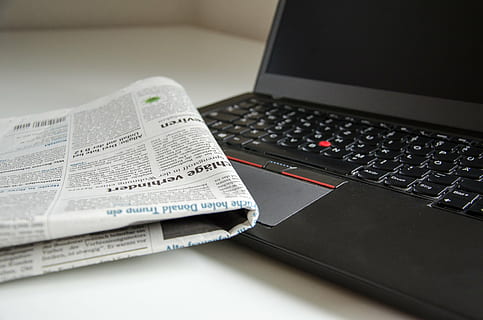 giornale, accanto, nero, lenovo thinkpad, notizia, computer, leggere, informazione, carta, carta da giornale, giornale quotidiano, stampa, far sapere, media, rivista, Messaggio, argomenti del giorno, vecchio stile, il computer portatile, taccuino, tecnologia, lavoro, tastiera, schermo, attività commerciale, pc, calcolatrice, ufficio, Internet, posto di lavoro, economia, tastiera del computer, scrivania, finanza, moneta, comunicazione, tecnologia wireless, in casa, connessione, nessuno, attrezzatura informatica, avvicinamento, dati, messa a fuoco selettiva, i media, 4K, CC0, dominio pubblico, privo di copyright