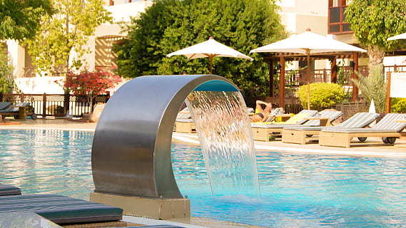 edifici, infraestructura, arbre, planta, naturalesa, vacances, nedar, piscina, aigua, Font, banc, casa de camp, arquitectura, dia, relaxació, al costat de la piscina, para-sol, activitat d'oci, exterior de l'edifici, estructura construïda, complex turístic, persones incidentals, butaca, cadira, adult, luxe, 4K, CC0, domini públic, lliure de regalies