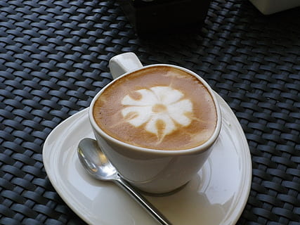 Weiß, Tasse, Kaffee, Kaffeetasse, Kaffeeschaum, Muster, Getränk, Cappuccino, Cafe, Hitze - Temperatur, Espresso, Koffein, braun, Kaffee trinken, Latté, Frühstück, Tabelle, Becher, Erfrischung, Essen und Trinken, schaumiges Getränk, Untertasse, Stillleben, High Angle View, Geschirr, Frische, heisses Getränk, Nahansicht, Essgeschirr, Löffel, keine Leute, Schaum, alkoholfreies Getränk, Teelöffel, 4K, CC0, gemeinfrei, lizenzfrei