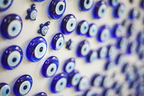olho maligno, olho, conta, diabo, talão, azul, o diabo, mal, textura, padronizar, macro, motivo, pintado, detalhe, fundo, ninguém, horizontal, origens, copie o espaço, decoração, desenhar, foco seletivo, quadro completo, grande grupo de objetos, fechar-se, dentro de casa, ainda vida, abundância, repetição, em uma sequência, metal, olho, forma, escolha, joalheria, prateado colorido, 4K, CC0, domínio público, royalty free