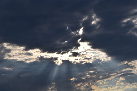 skyer, mørke, himmel, mørk, himmel, truende, lysstråle, dyster, storm skyer, aften, vejr, storm, sky - himmel, dramatisk himmel, cloudscape, scenics, skønhed i naturen, scenics - natur, lav vinkel visning, natur, ingen mennesker, ro, udendørs, baggrunde, rolig scene, idyllisk, miljø, sollys, plads, overskyet, dag, meteorologi, tjavsede, 5K, CC0, offentligt domæne, royaltyfrie