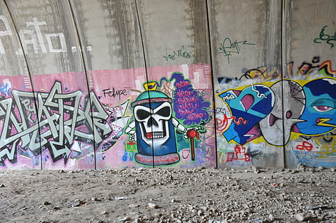 Graffiti, Wandgemälde, Hintergrund, Hintergrundbild, Farben, Design, Streifen, Wandmalerei, modern, Vandalismus, Kunst, Kreativität, Kunst und Handwerk, die Architektur, Wandbau - Funktion, gebaute Struktur, mehrfarbig, keine Leute, Straßenkunst, Tag, Darstellung, Gebäudehülle, Text, menschliche Darstellung, Wand, draußen, Industrie, Grobheit, unordentlich, 4K, CC0, gemeinfrei, lizenzfrei