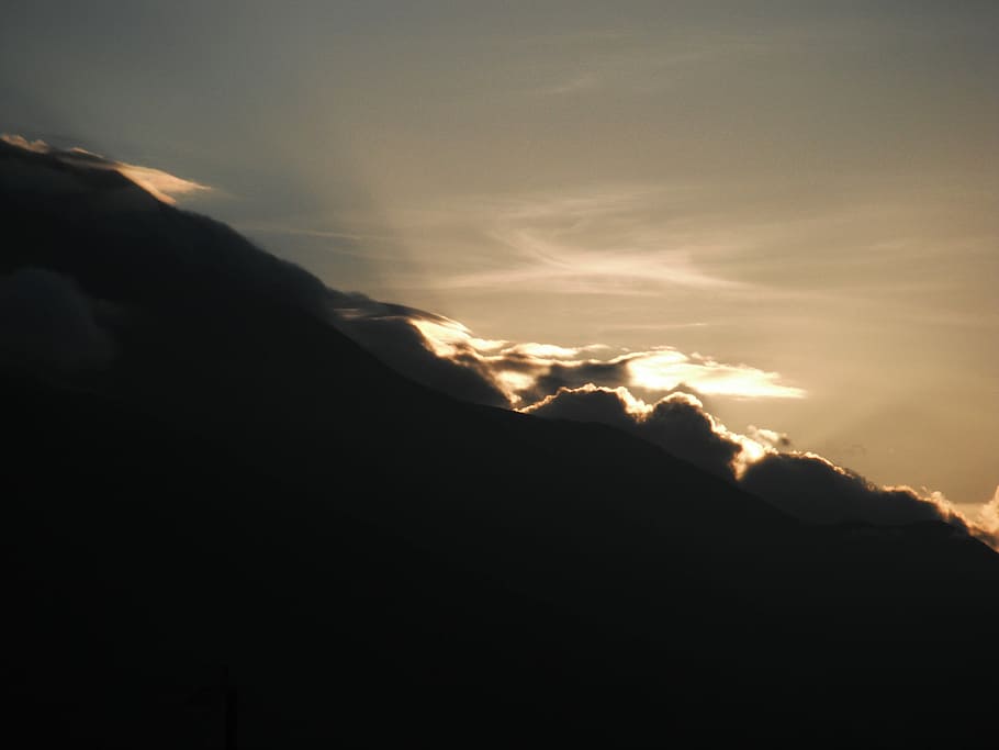 メ の 迷路 ... ユ リ の 迷路 ..., cel durant la posta de sol, cel, núvol, muntanya, posta de sol, sortida del sol, silueta, god ray, raig, taronja, núvol - cel, bellesa a la natura, escenics - natura, tranquil·litat, escena tranquil·la, naturalesa, medi ambient, idíl·lic, cap gent, Serra, llum solar, majestuós, a l'aire lliure, cim de muntanya, por, brillant, 4K