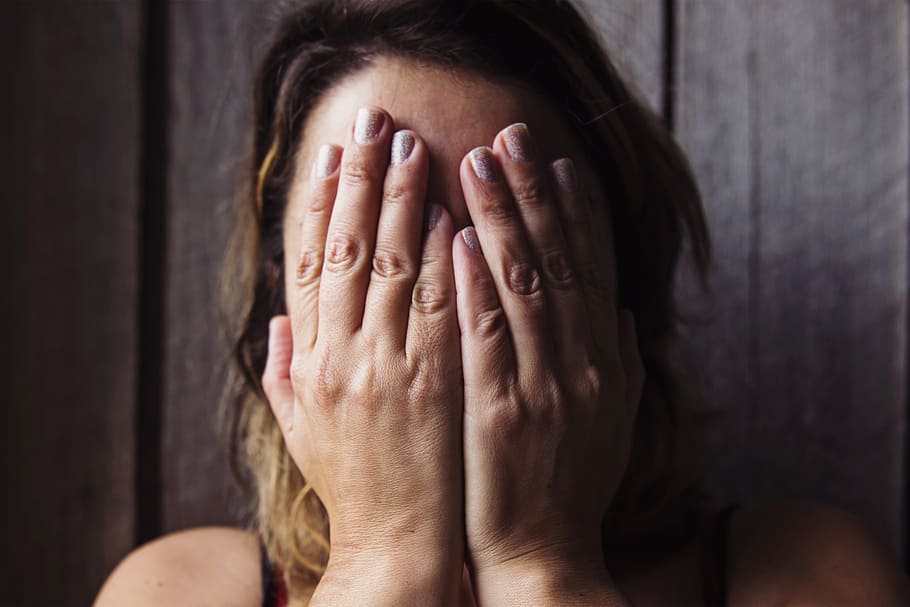 persona, mans, dona, sol, expressió, femella, a l'interior, mà, una persona, mà humana, tirada al cap, retrat, emoció, part del cos humà, tristesa, adult, dones, cobertura, depressió - tristesa, mans que cobreixen els ulls, persona irreconeixible, estrès emocional, cara oculta, el cap a les mans, part del cos, rostre humà, vergonya, mans que cobreixen la boca, 5K
