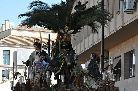 Ostern, Ferien, Spanien, Malaga, Semana Santa, Jesus, heilig, Osterferien, tropisches Klima, Palme, Baum, echte Menschen, gebaute Struktur, Gebäudehülle, die Architektur, Pflanze, Gruppe von Leuten, Männer, Natur, Menschen, Stadt, Tag, Lebensstile, draußen, Himmel, Gebäude, Sonnenlicht, Frau, 4K, CC0, gemeinfrei, lizenzfrei