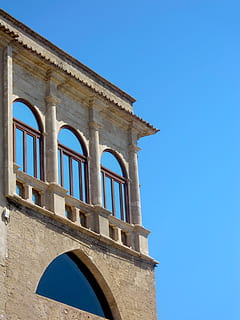 loggia, finestra, façana, arquitectura, edifici, finestra antiga, ornaments, cel, arc, blau, exterior de l'edifici, història, estructura construïda, cel clar, vista d’angle baix, naturalesa, el passat, dia, cap gent, còpia espai, llum solar, destinacions de viatge, vell, a l'aire lliure, rellotge, ornamentat, 2K, CC0, domini públic, lliure de regalies