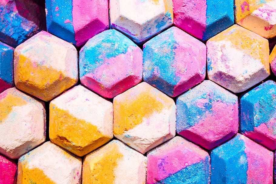 parete a nido d'ape multicolore, vicino, fotografia, mattoni a colori assortiti, gesso, sapone, struttura, trama gessosa, modello, balsamo per il bagno, colorato, griglia, colore, multicolore, sfondi, fotogramma intero, nessuno, design, arte e artigianato, creatività, forma, strutturato, forma geometrica, giorno, ripetizione, avvicinamento, caratteristica della parete, all'aperto, architettura, astratto, graffiti, sfondi astratti, calcestruzzo, 4K