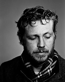 gråtonebillede, mand, melankoli, portræt, dramatisk, person, emotion, følelser, ulykkelig depression, frakke, fotografering, traditionel, bw, sort og hvid, kontrast, gevinst, korn, kun en mand, kun mænd, hovedskud, moden voksen, voksen, kun voksne, en person, kun en moden mand, herrer, forfra, skæg, indendørs, tæt på, ansigtshår, livsstil, rigtige mennesker, hanner, midt voksen, midt voksne mænd, ansigtsudtryk, kigger på kameraet, studio skud, menneskeligt ansigt, overskæg, frisure, 5K, CC0, offentligt domæne, royaltyfrie