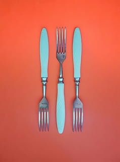 tre, sølvgafler, orange, overflade, baggrund, morgenmad, Brun, Jute, stof, bestik, mørk, ornament, design, kantine, aftensmad, bordservice, mad, udstyr, blomst, gaffel, sjovt, glas, grunge, ferie, køkken, kniv, frokost, menu, metal, serviet, objekt, gammel, parti, plade, restaurant, installation, sølvservise, bord, traditionel, årgang, bryllup, hvid, træ, farvet baggrund, køkkenredskaber, studio skud, spise redskaber, indendørs, husholdningsudstyr, ingen mennesker, bordkniv, gruppe af objekter, høj vinkel visning, bestille, stilleben, arrangement, direkte over, i en række, enkelhed, blå, stål, legering, 4K, CC0, offentligt domæne, royaltyfrie