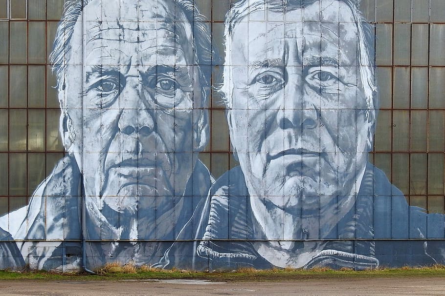 amic, treballadors, mural, art, graffiti, humà, arquitectura, representació humana, representació, art i artesania, semblança masculina, escultura, estructura construïda, dia, creativitat, cap gent, estàtua, exterior de l'edifici, artesania, primer pla, naturalesa, a l'aire lliure, memorial, semblança femenina, vidre - material, edifici, compost digital, contemplació, 2K