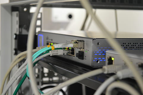 faser sfp, Unifi-Schalter, selektiv, fokus fotografie, Weiß, grau, Metall, schnurgebunden, Gerät, Gestell, Computer, Ethernet, Computergestell, Kabel, Ballaststoff, Technologie, Verbindung, Netzwerkanschlussstecker, Industrie, Elektronik-Industrie, Elektrizität, Ausrüstung, Computerkabel, drinnen, Kommunikation, selektiver Fokus, Internet, Computernetzwerk, Nahansicht, Komplexität, Maschinen, keine Leute, Steuerung, Geschäft, Router, Netzteil, Netzwerkserver, elektrische Ausrüstung, 5K, CC0, gemeinfrei, lizenzfrei