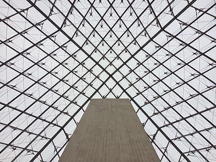 Louvre, piràmide, malla, perspectiva, losange, cel, des de sota, psicodèlic, sostre, arquitectura, estructura construïda, patró, vista d’angle baix, modern, a l'interior, marc complet, cap gent, dia, exterior de l'edifici, destinacions de viatge, ciutat, edifici, forma, viatjar, turisme, a l'aire lliure, disseny, vidre - material, exterior d’edifici d’oficines, gratacels, directament a sota, 2K, CC0, domini públic, lliure de regalies