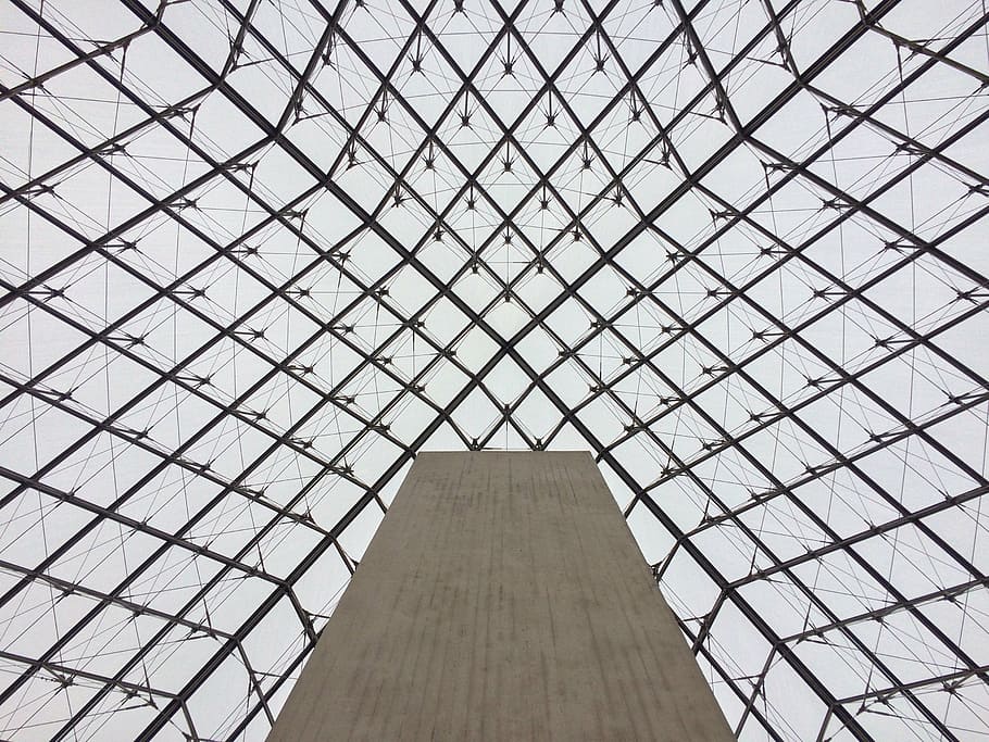 Louvre, piràmide, malla, perspectiva, losange, cel, des de sota, psicodèlic, sostre, arquitectura, estructura construïda, patró, vista d’angle baix, modern, a l'interior, marc complet, cap gent, dia, exterior de l'edifici, destinacions de viatge, ciutat, edifici, forma, viatjar, turisme, a l'aire lliure, disseny, vidre - material, exterior d’edifici d’oficines, gratacels, directament a sota, 2K