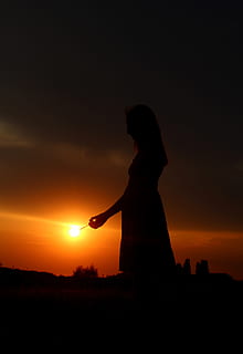 silhouet, vrouw, oranje, zonsondergang lowlight fotografie, zon, schaduwen, spelen, zonsondergang, meisje, een vrouw alleen, een persoon, backlit, hemel, Oranje kleur, schoonheid in de natuur, echte mensen, scenics - natuur, levensstijlen, volwassen, zijaanzicht, staand, natuur, kalmte, vrijetijdsbesteding, idyllisch, rustige scène, buitenshuis, profielweergave, 4K, CC0, publiek domein, royaltyvrij