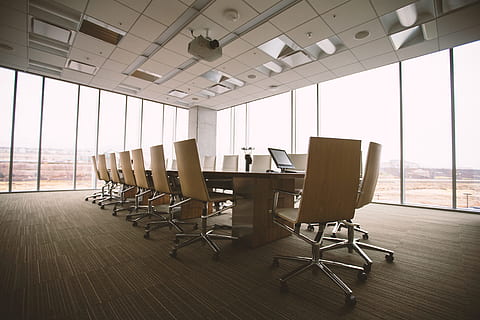 vide, Bureau, table, roulant, chaises, salle de conférence, affaires, intérieur, travail, entreprise, meubles, réunion, la gestion, verre, de face, emploi, conférence, contemporain, moderne, personne, espace, la fenêtre, à l'intérieur, chaise, siège, affaire d'entreprise, absence, chaise de bureau, salle de conseil, journée, architecture, sol, plafond, 5K