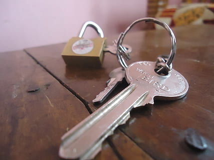 argint, cheie, masa, chei, blocare, lacăt, Securitate, Siguranță, simbol, sigur, deschis, gaură cheii, descuia, protecţie, pază, intimitate, acces, parola, proteja, blocat, în interior, nici o persoana, lemn - material, a închide, selectiv, lemn de esență tare, metal, natură moartă, lemn, maro, pardoseală, emoţie, dragoste, să se concentreze asupra primelor elemente, mister, echipamente de uz casnic, antic, rumegus, 4K, CC0, domeniu public, fără drepturi de autor