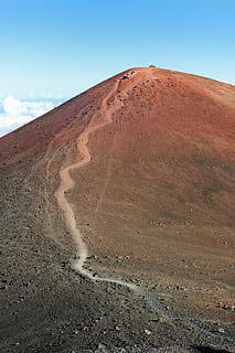 turó marró, muntanya, pic, cim, sagrat, mauna kea, Hawaii, alt, superior, a l'aire lliure, núvols, viatjar, paisatge, naturalesa, cel, turó, escalada, aventura, escènic, panorama, illa gran, desert, dia, cap gent, blau, clima àrid, destinacions de viatge, bellesa a la natura, escenics - natura, escena tranquil·la, terra, tranquil·litat, medi ambient, escena no urbana, remot, sorra, idíl·lic, clima, 2K, CC0, domini públic, lliure de regalies