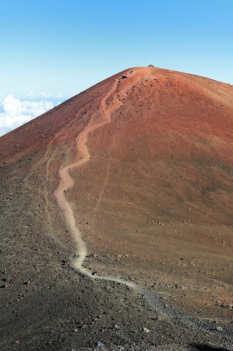 turó marró, muntanya, pic, cim, sagrat, mauna kea, Hawaii, alt, superior, a l'aire lliure, núvols, viatjar, paisatge, naturalesa, cel, turó, escalada, aventura, escènic, panorama, illa gran, desert, dia, cap gent, blau, clima àrid, destinacions de viatge, bellesa a la natura, escenics - natura, escena tranquil·la, terra, tranquil·litat, medi ambient, escena no urbana, remot, sorra, idíl·lic, clima, 2K