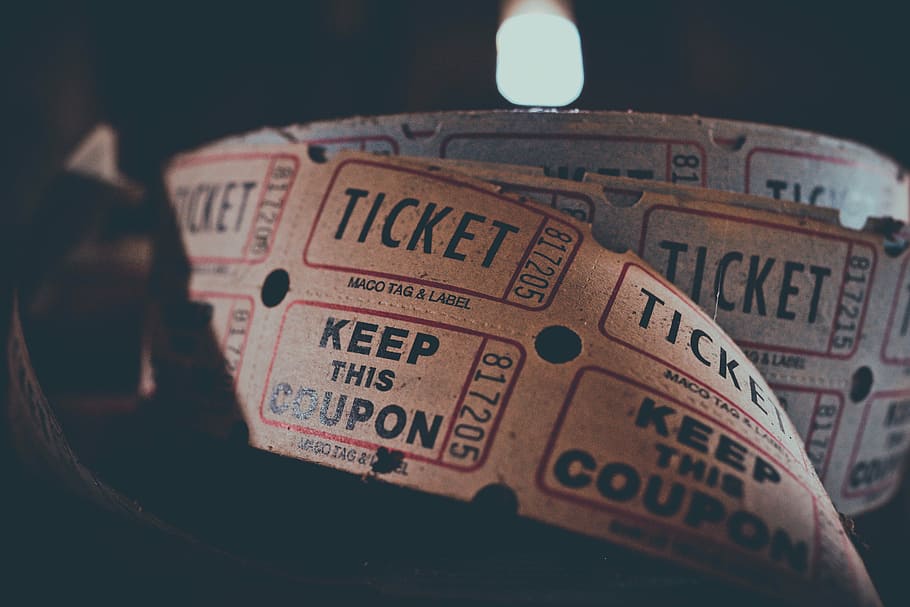 Tickets, flach, fokus fotografie, Nahansicht, Foto, Kinokarten, Text, Nummer, westliche Schrift, Kommunikation, drinnen, selektiver Fokus, keine Leute, einzelnes Objekt, Stillleben, Fokus auf den Vordergrund, alt, Glücksspiel, Antiquität, Richtung, Zeichen, Gelegenheit, Retro-Stil, Technologie, 5K