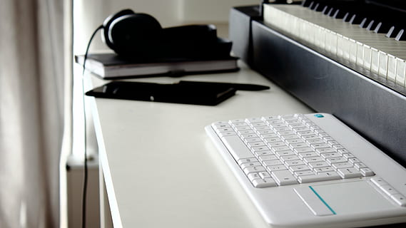 Arbeitsplatz, Tastatur, Schreibtisch, Computer Tastatur, Computer, Büro, pc, Arbeit, Taschenrechner, Eingang, Mobiltelefon, Smartphone, Kopfhörer, Tabelle, Technologie, Kommunikation, drinnen, Computerausrüstung, kabellose Technologie, keine Leute, Geschäft, Verbindung, Möbel, Großunternehmen, Nahansicht, Musik-, schwarze Farbe, 5K, CC0, gemeinfrei, lizenzfrei