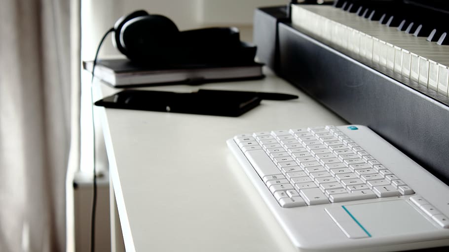 Arbeitsplatz, Tastatur, Schreibtisch, Computer Tastatur, Computer, Büro, pc, Arbeit, Taschenrechner, Eingang, Mobiltelefon, Smartphone, Kopfhörer, Tabelle, Technologie, Kommunikation, drinnen, Computerausrüstung, kabellose Technologie, keine Leute, Geschäft, Verbindung, Möbel, Großunternehmen, Nahansicht, Musik-, schwarze Farbe, 5K