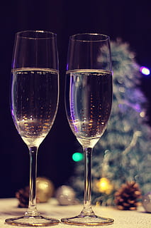 dwa, szampańskie flety do połowy, wypełniony, szampan, flety, uroczystość, wino, Boże Narodzenie, lampka wina, szklanka, alkohol, drink, dekoracja, stół, wakacje, impreza - impreza towarzyska, czerwony, elegancja, romans, luksus, jedzenie i picie, odświeżenie, szkło, przezroczysty, szkło - materiał, skupić się na pierwszym planie, żadnych ludzi, flet szampana, martwa natura, zbliżenie, świeżość, wewnątrz, czerwone wino, 1080P, CC0, domena publiczna, darmowe zdjęcia