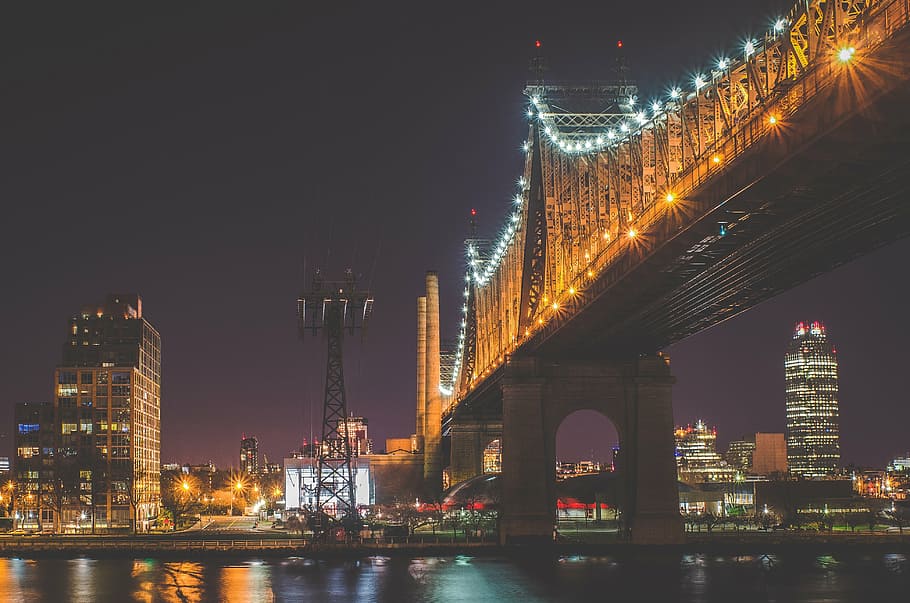 foto, Marrone, ponte, notte, nero, grigio, calcestruzzo, architettura, luci, sera, buio, città, urbano, orizzonte, edifici, illuminato, destinazioni di viaggio, grattacielo, skyline urbano, paesaggio urbano, esterno dell'edificio, vita di città, struttura costruita, acqua, edificio per uffici esterno, costruzione, fiume, paesaggio, cielo, connessione, ponte - struttura fatta dall'uomo, moderno, nessuno, distretto finanziario, alto - alto, all'aperto, 4K