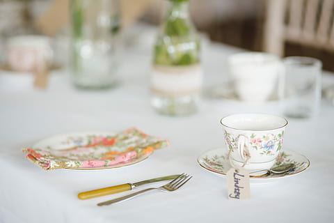 Weiß, Silber Geschirr, oben, hölzern, Tabelle, Keramik, Tasse, Untertasse, Gabel, Buttermesser, Tee, Bokeh, Messer, Blumen-, hell, Essen und Trinken, Getränk, Becher, Essgeschirr, Teller, drinnen, Geschirr, keine Leute, Küchenutensilien, Erfrischung, Fokus auf den Vordergrund, Lebensmittel, Trinkglas, Teetasse, Haushaltsausstattung, Glas, Rahmen, 5K, CC0, gemeinfrei, lizenzfrei