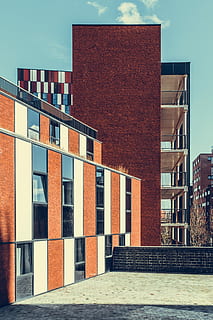 Pomarańczowy, biały, beton, budynek, niebieski, niebo, dzień, budynek z lustrem, architektura, wzór, okno, lustro, geometryczny, zbudowana struktura, na zewnątrz budynku, Natura, żadnych ludzi, Miasto, światło słoneczne, czyste Niebo, brązowy, na dworze, nowoczesny, chodnik, Ściana, balustrada, szkło - materiał, 5K, CC0, domena publiczna, darmowe zdjęcia