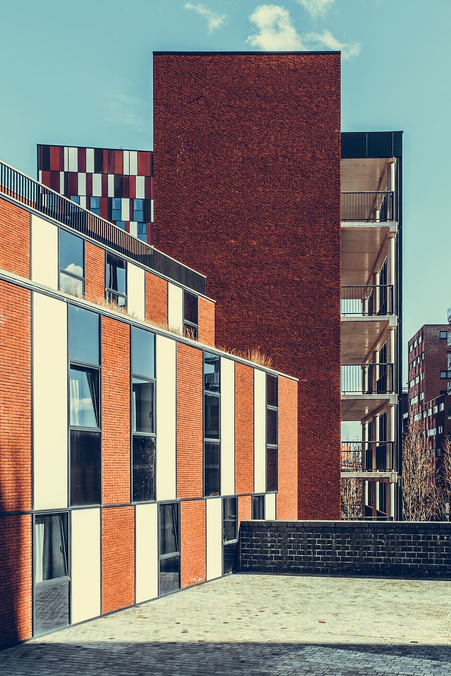 Pomarańczowy, biały, beton, budynek, niebieski, niebo, dzień, budynek z lustrem, architektura, wzór, okno, lustro, geometryczny, zbudowana struktura, na zewnątrz budynku, Natura, żadnych ludzi, Miasto, światło słoneczne, czyste Niebo, brązowy, na dworze, nowoczesny, chodnik, Ściana, balustrada, szkło - materiał, 5K