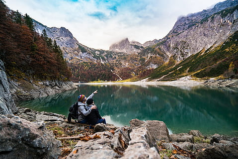 parella, assegut, rock, cos, aigua, acció, aventura, Alps, coníferes, la llum del dia, medi ambient, avets, boira, bosc, herba, feliç, nebulós, caminada, senderisme, turó, idíl·lic, llac, paisatge, fulles, oci, mirant, amor, muntanya, Serra, muntanyes, tèrbol, bellesa a la natura, escenics - natura, sòlid, activitat d'oci, rock - object, activitat, escena tranquil·la, una persona, cel, tranquil·litat, naturalesa, escena no urbana, formació, a l'aire lliure, mirant la vista, 4K, CC0, domini públic, lliure de regalies