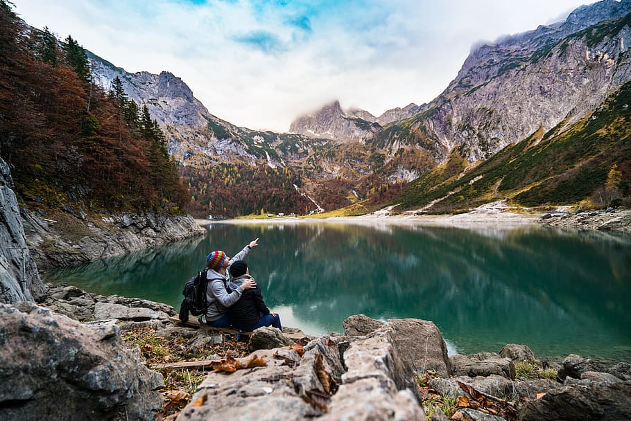 parella, assegut, rock, cos, aigua, acció, aventura, Alps, coníferes, la llum del dia, medi ambient, avets, boira, bosc, herba, feliç, nebulós, caminada, senderisme, turó, idíl·lic, llac, paisatge, fulles, oci, mirant, amor, muntanya, Serra, muntanyes, tèrbol, bellesa a la natura, escenics - natura, sòlid, activitat d'oci, rock - object, activitat, escena tranquil·la, una persona, cel, tranquil·litat, naturalesa, escena no urbana, formació, a l'aire lliure, mirant la vista, 4K