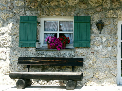 leeren, braun, hölzern, Bank, neben, grau, Wand, Allgäu, Zuhause, Fenster, Berge, die Architektur, berghaus, blühende Pflanze, Gebäudehülle, Blume, Pflanze, Gebäude, gebaute Struktur, Tag, keine Leute, Natur, Haus, Wandbau - Funktion, Frische, draußen, Schönheit in der Natur, Wachstum, Sitz, Wohngegend, Steinwand, Fensterbox, lila, 2K, CC0, gemeinfrei, lizenzfrei