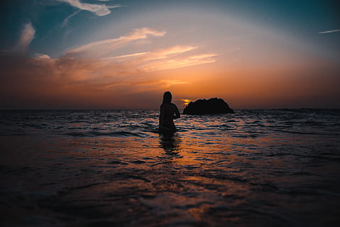 silhouette, donna, oceano, tramonto, ultimi bagliori, retroilluminato, spiaggia, nuvole, crepuscolo, mare, paesaggio marino, riva del mare, cielo, Alba, acqua, orizzonte sull'acqua, terra, orizzonte, bellezza nella natura, scenics - natura, persone reali, natura, attività di svago, nuvola - cielo, colore arancione, la tranquillità, persone, vacanza, all'aperto, 5K, CC0, dominio pubblico, privo di copyright